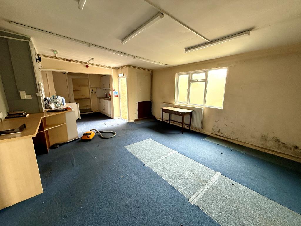 Lot: 25 - FORMER DOCTORS SURGERY WITH POTENTIAL - Room three with kitchenette